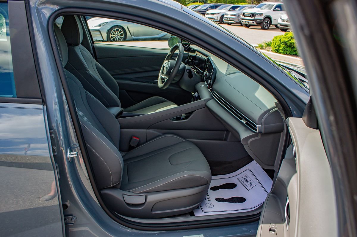 Used 2022 Hyundai Elantra SEL w/ Convenience Package FWD image 18