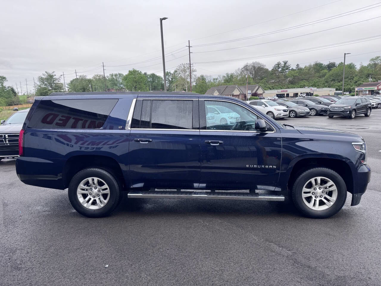 Used 2019 Chevrolet Suburban LT w/ Luxury Package AWD/4WD image 4
