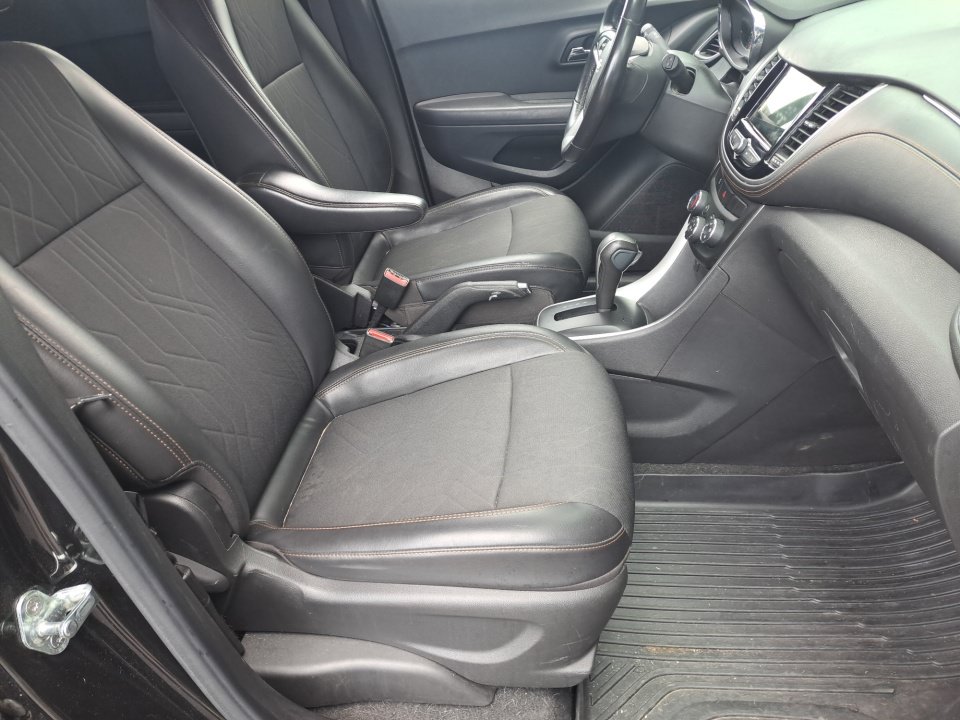 Used 2019 Chevrolet Trax LT w/ LT Convenience Package AWD/4WD image 12
