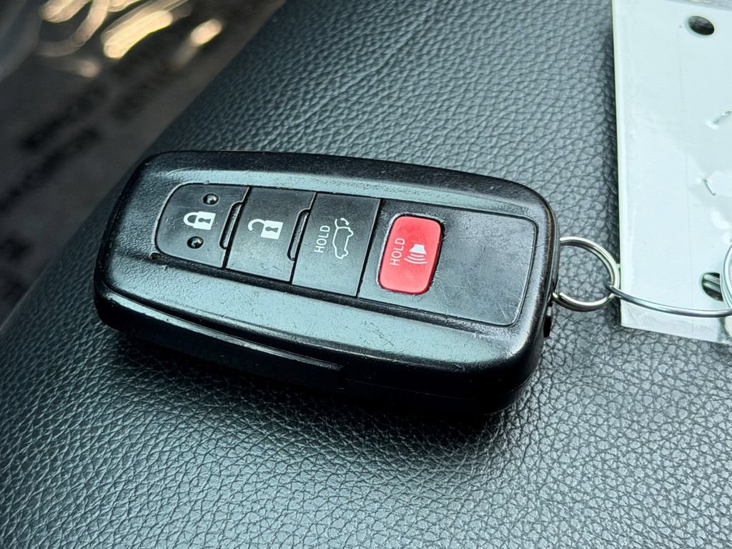 Used 2023 Toyota Highlander XLE AWD/4WD image 38