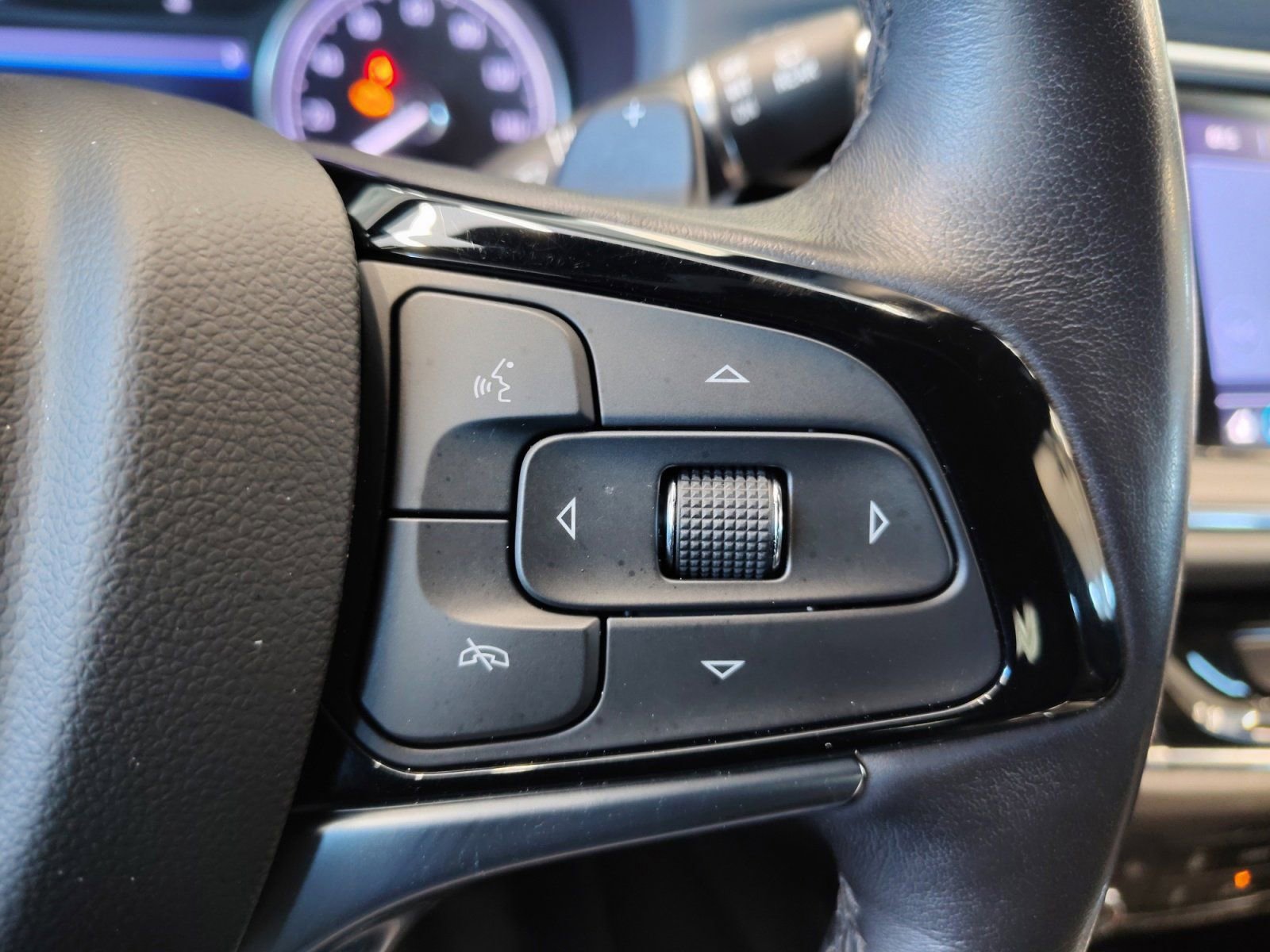 Used 2023 Buick Enclave Essence w/ Sport Touring Edition FWD image 18