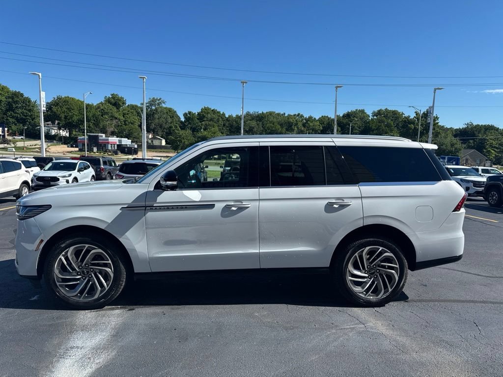 Used 2026 Lincoln Navigator Reserve AWD/4WD image 2