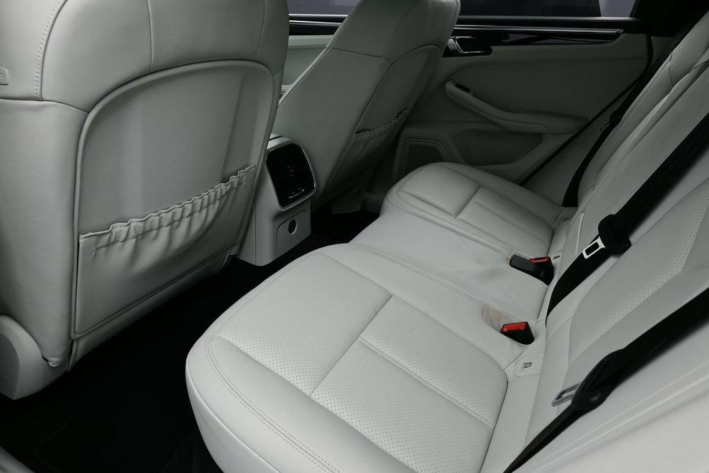 Certified 2023 Porsche Macan AWD/4WD image 15