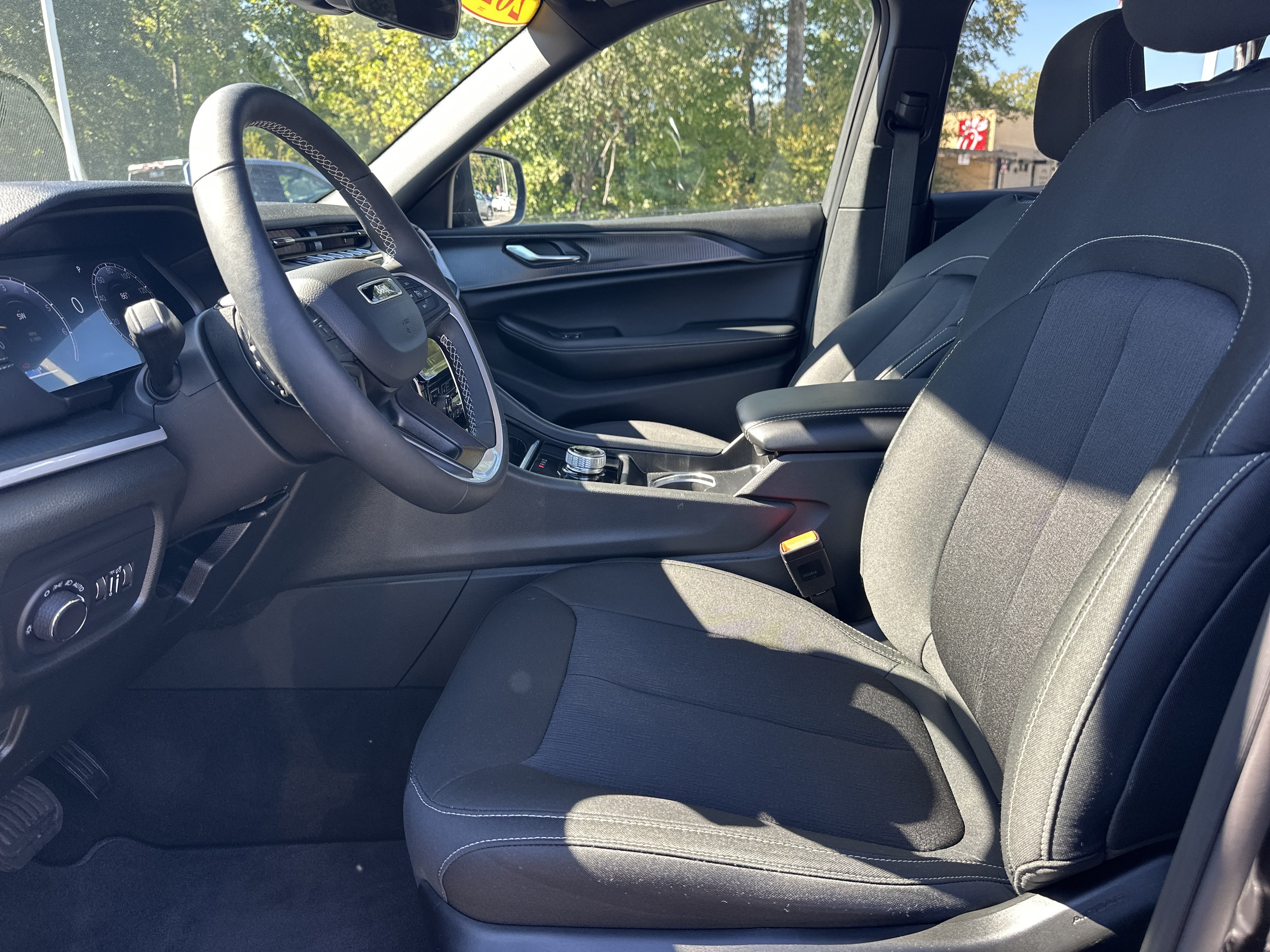 Used 2025 Jeep Grand Cherokee Laredo w/ Luxury Tech Group I RWD image 10