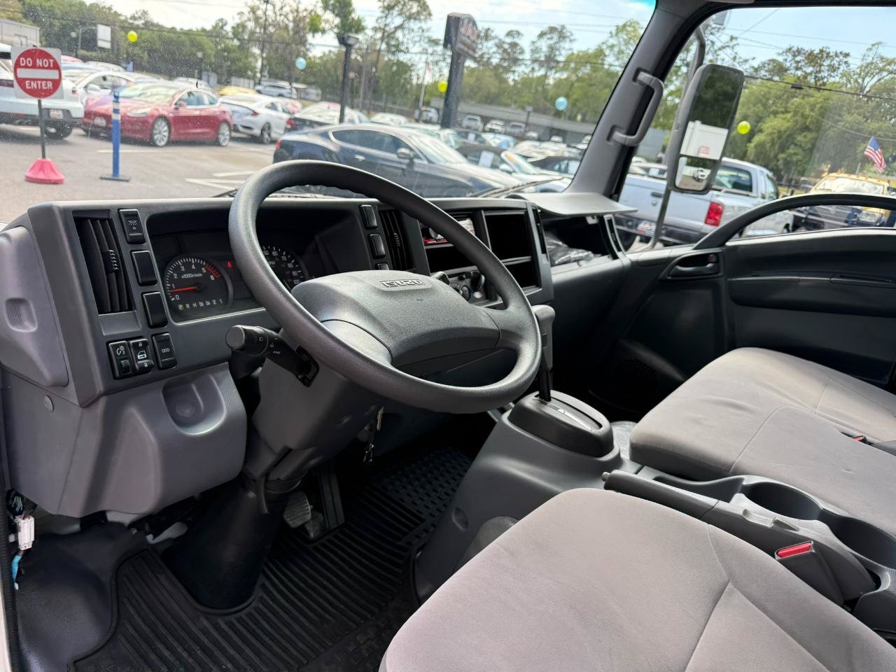 Used 2019 Isuzu NPR RWD image 23