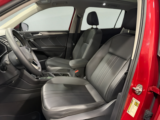 Used 2023 Volkswagen Tiguan SE w/ Panoramic Sunroof Package FWD image 11