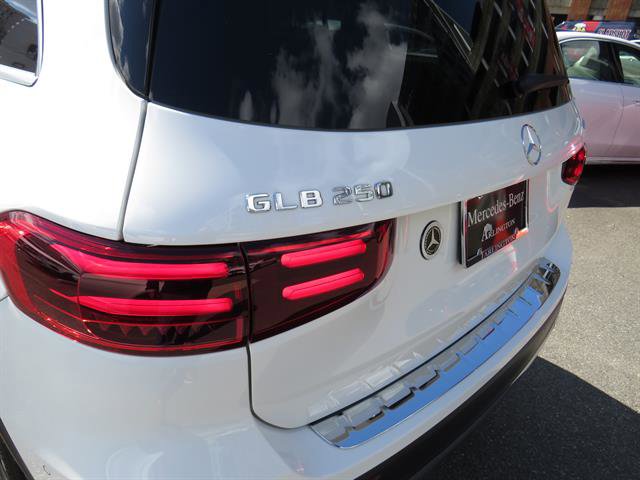 Used 2025 Mercedes-Benz GLB 250 4MATIC image 27