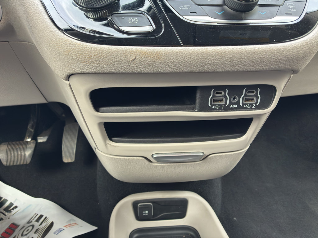 Used 2023 Chrysler Pacifica Touring-L FWD image 21
