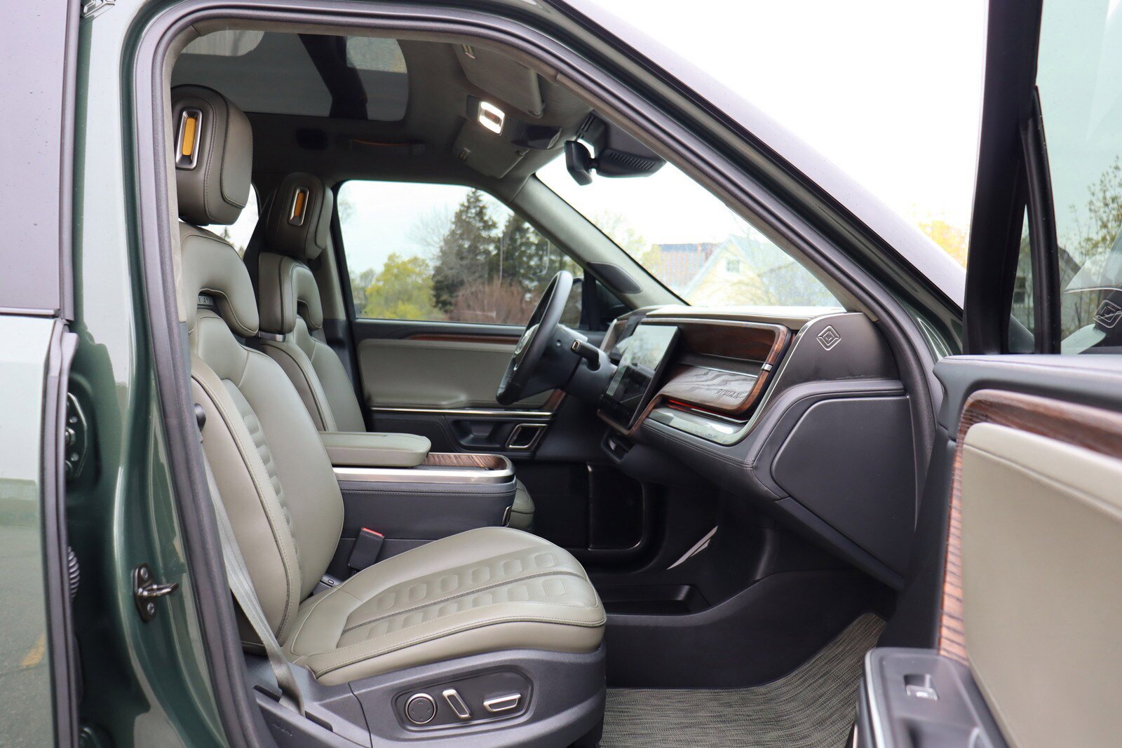 Used 2023 Rivian R1S Adventure image 22