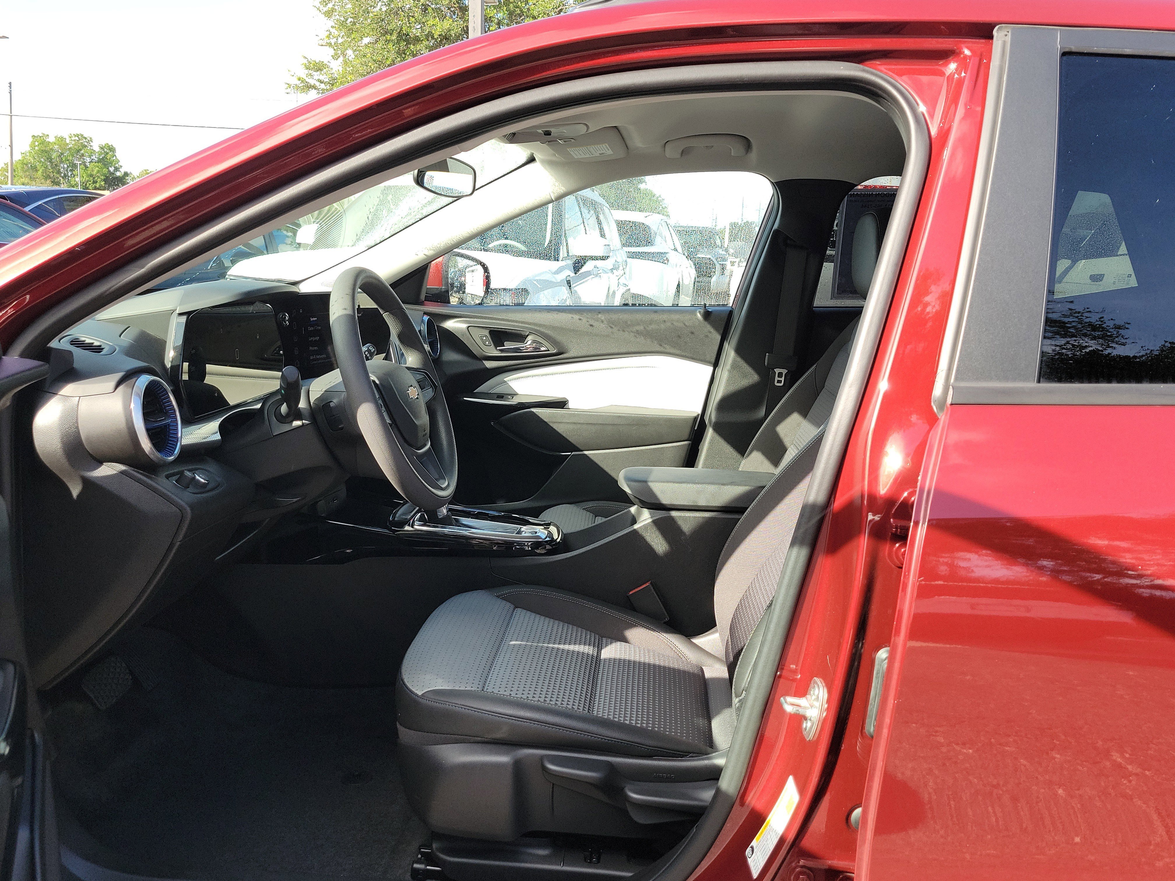 Used 2025 Chevrolet Trax LT FWD image 19