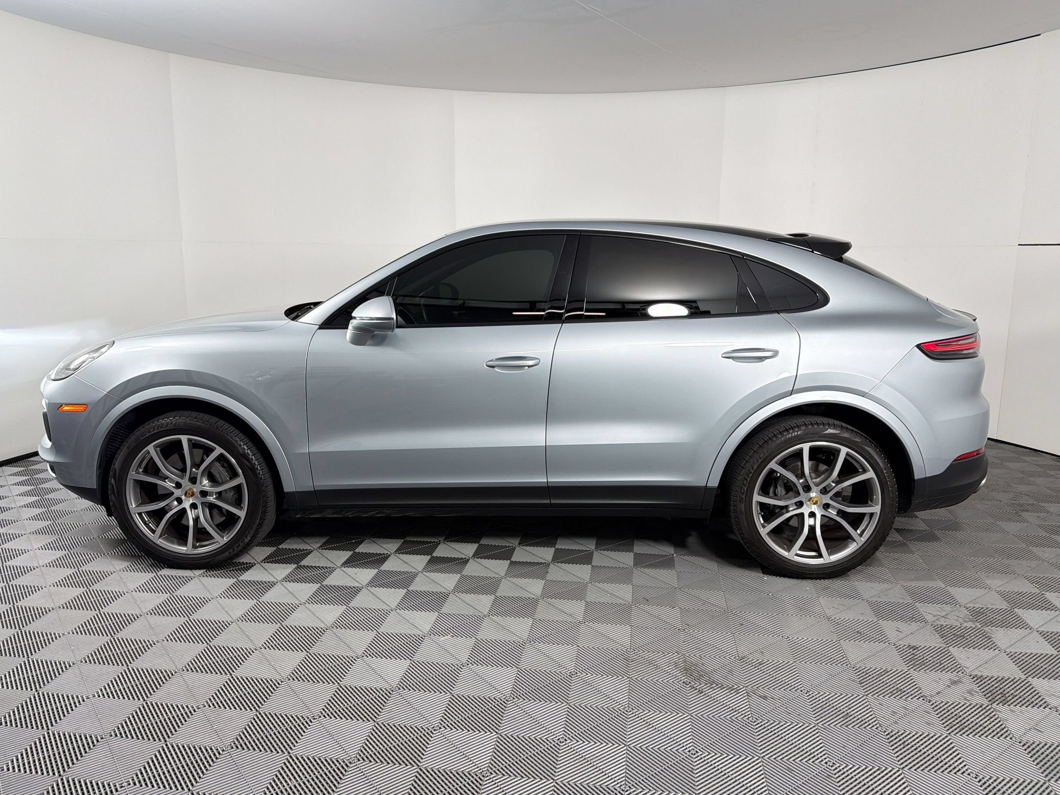 Certified 2023 Porsche Cayenne Coupe AWD/4WD image 2