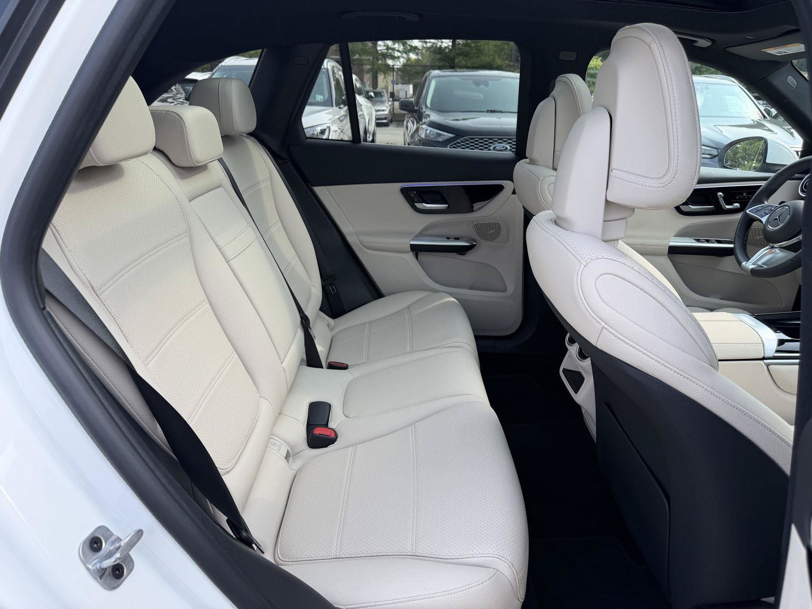 Used 2025 Mercedes-Benz GLC 300 4MATIC image 26