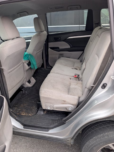 Used 2017 Toyota Highlander LE AWD/4WD image 10