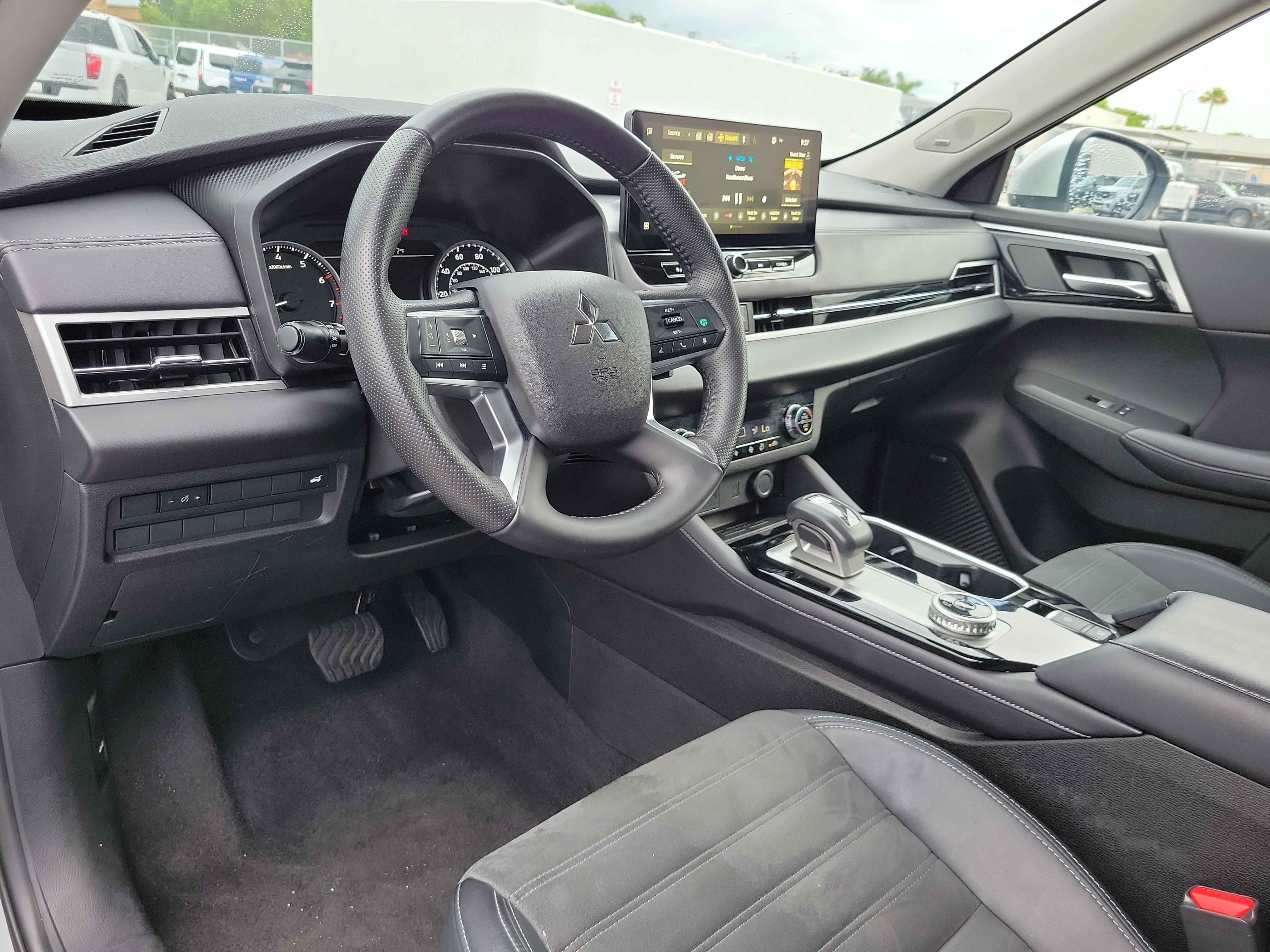 Used 2025 Mitsubishi Outlander SE FWD image 9