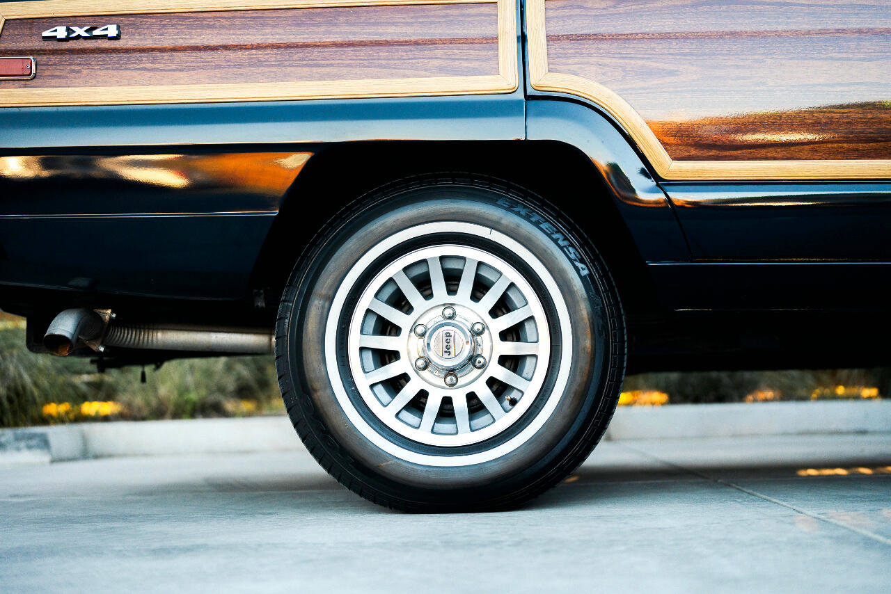 Used 1987 Jeep Grand Wagoneer image 39
