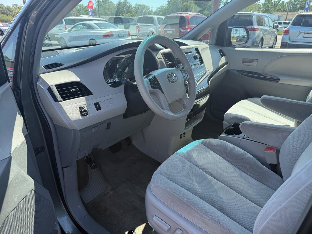 Used 2014 Toyota Sienna LE image 24