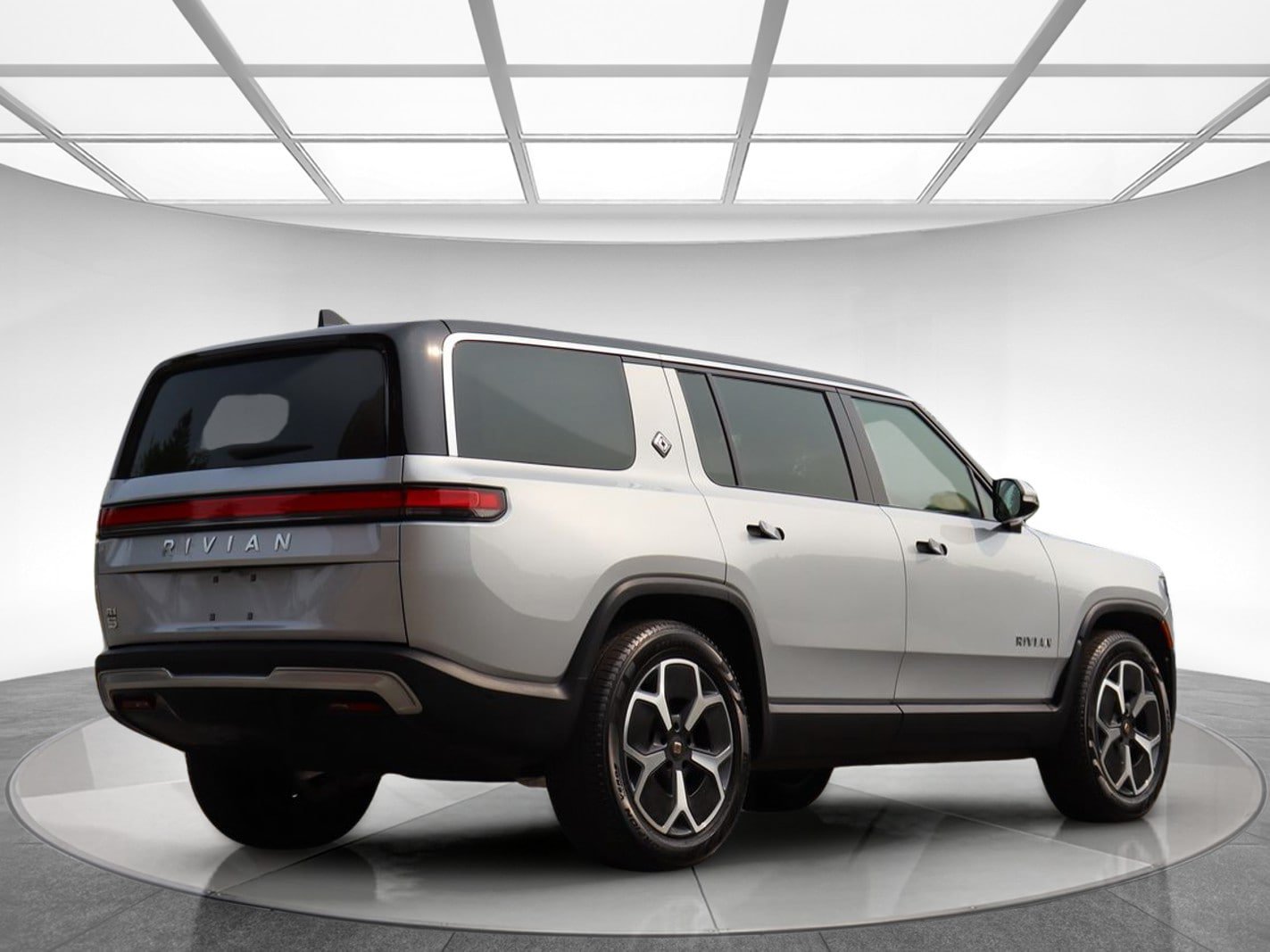 Used 2024 Rivian R1S Adventure Dual AWD/4WD image 6