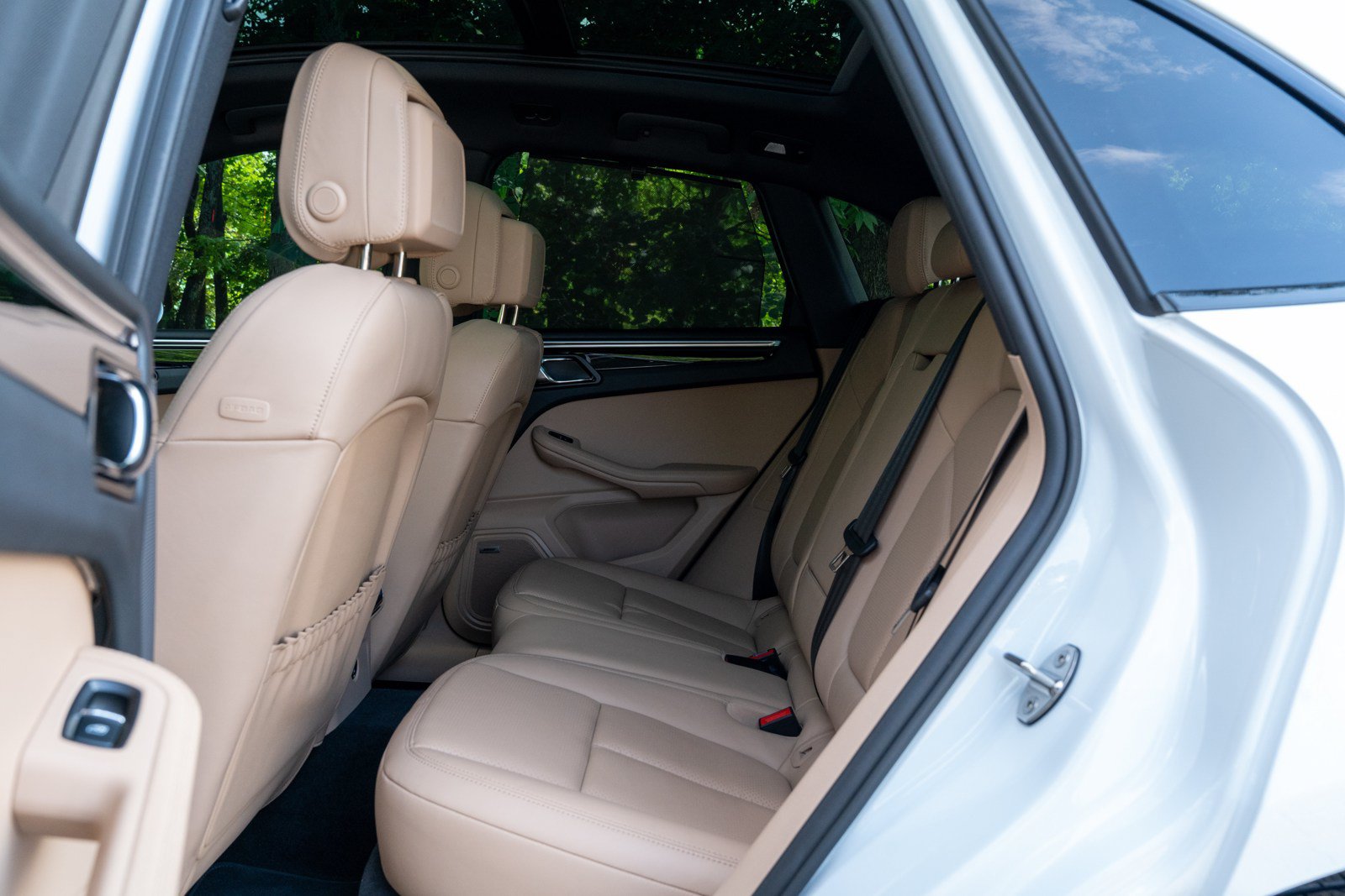 Certified 2024 Porsche Macan AWD/4WD image 33