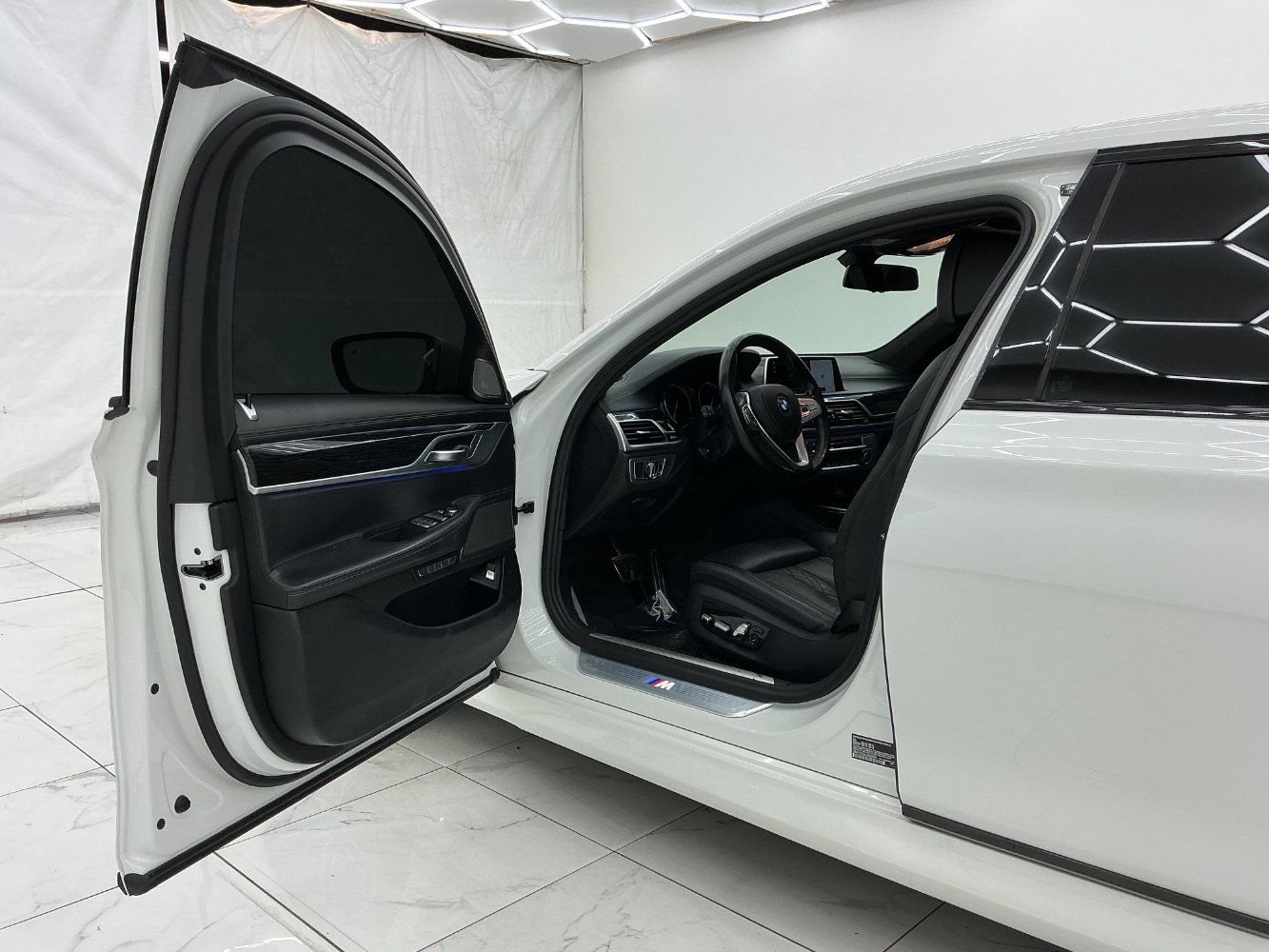 Used 2018 BMW 750i RWD image 16