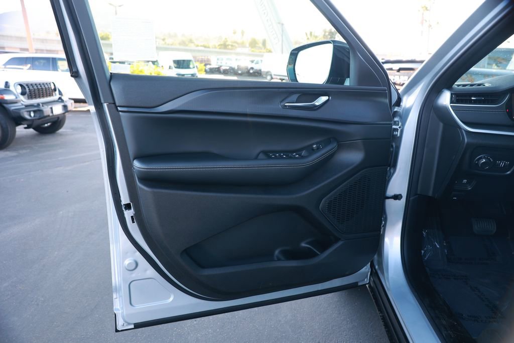 New 2025 Jeep Grand Cherokee Altitude AWD/4WD image 11