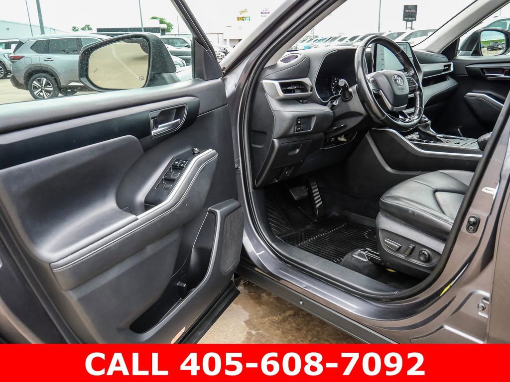 Used 2021 Toyota Highlander XLE AWD/4WD image 30