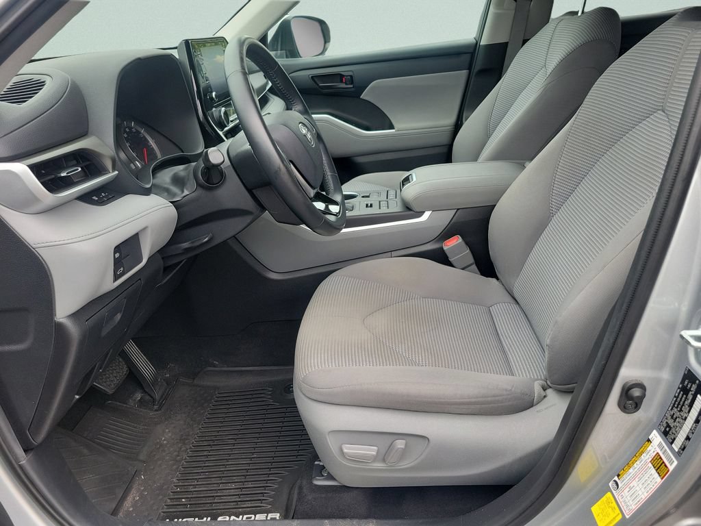 Used 2020 Toyota Highlander LE AWD/4WD image 18