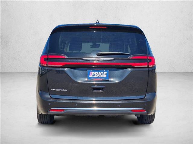 Used 2023 Chrysler Pacifica Touring-L FWD image 7