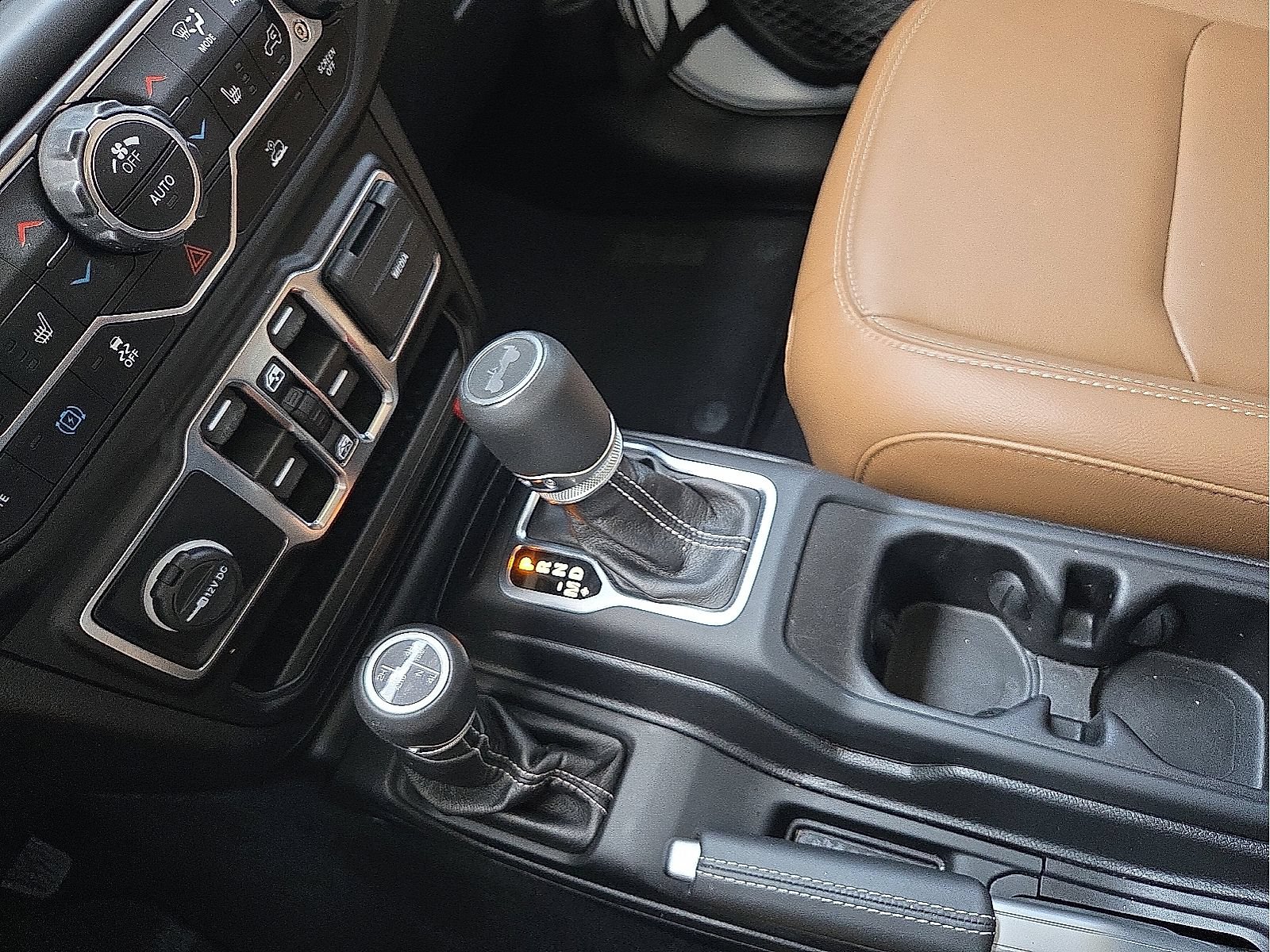 Used 2023 Jeep Wrangler Unlimited Sahara w/ Cold Weather Group AWD/4WD image 25