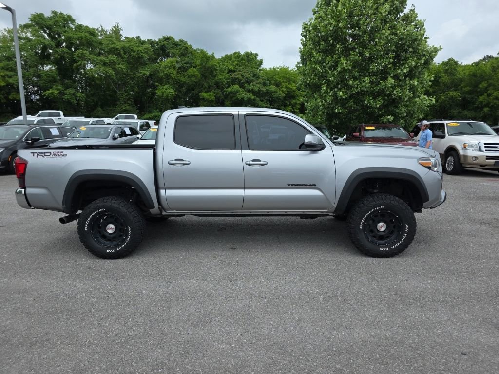 Used 2019 Toyota Tacoma TRD Off-Road AWD/4WD image 4