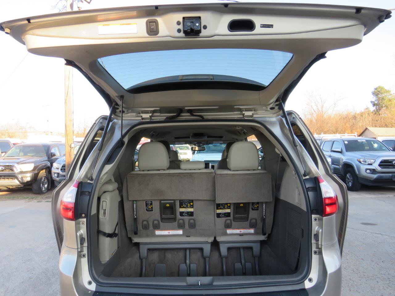 Used 2015 Toyota Sienna XLE w/ XLE Navigation Package FWD image 29