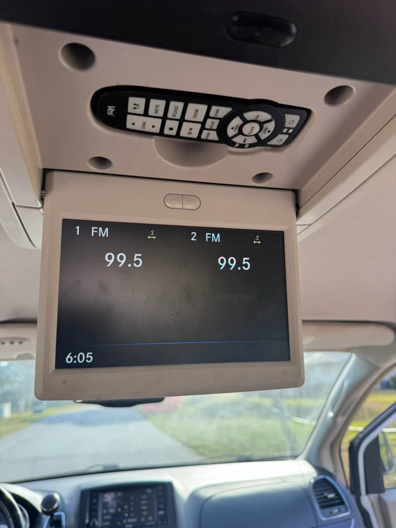 Used 2015 Chrysler Town & Country Limited FWD image 20