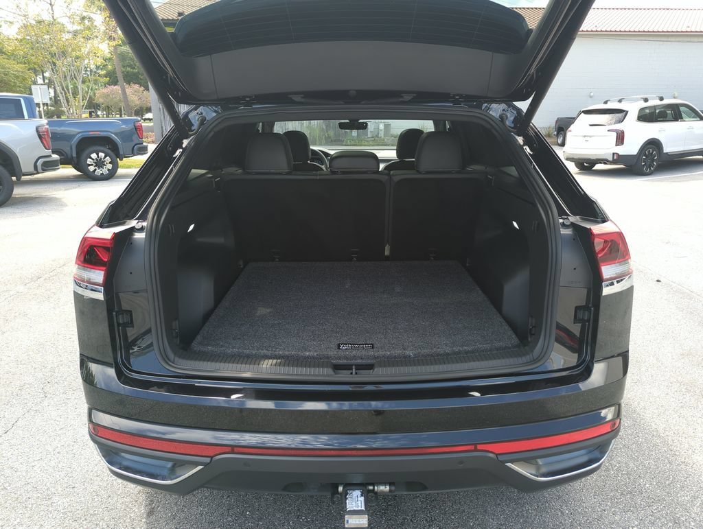 Used 2024 Volkswagen Atlas Cross Sport SE w/ Panoramic Sunroof Package FWD image 30