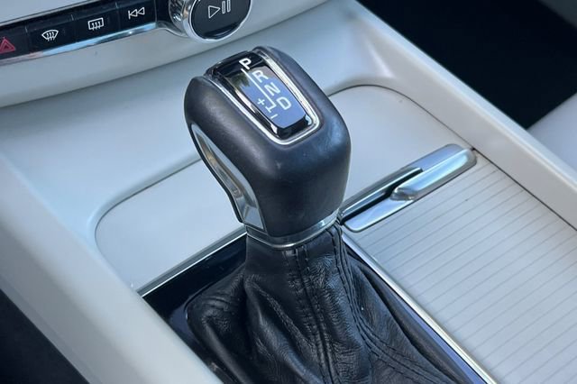 Used 2018 Volvo XC60 T6 Momentum w/ Convenience Package image 25