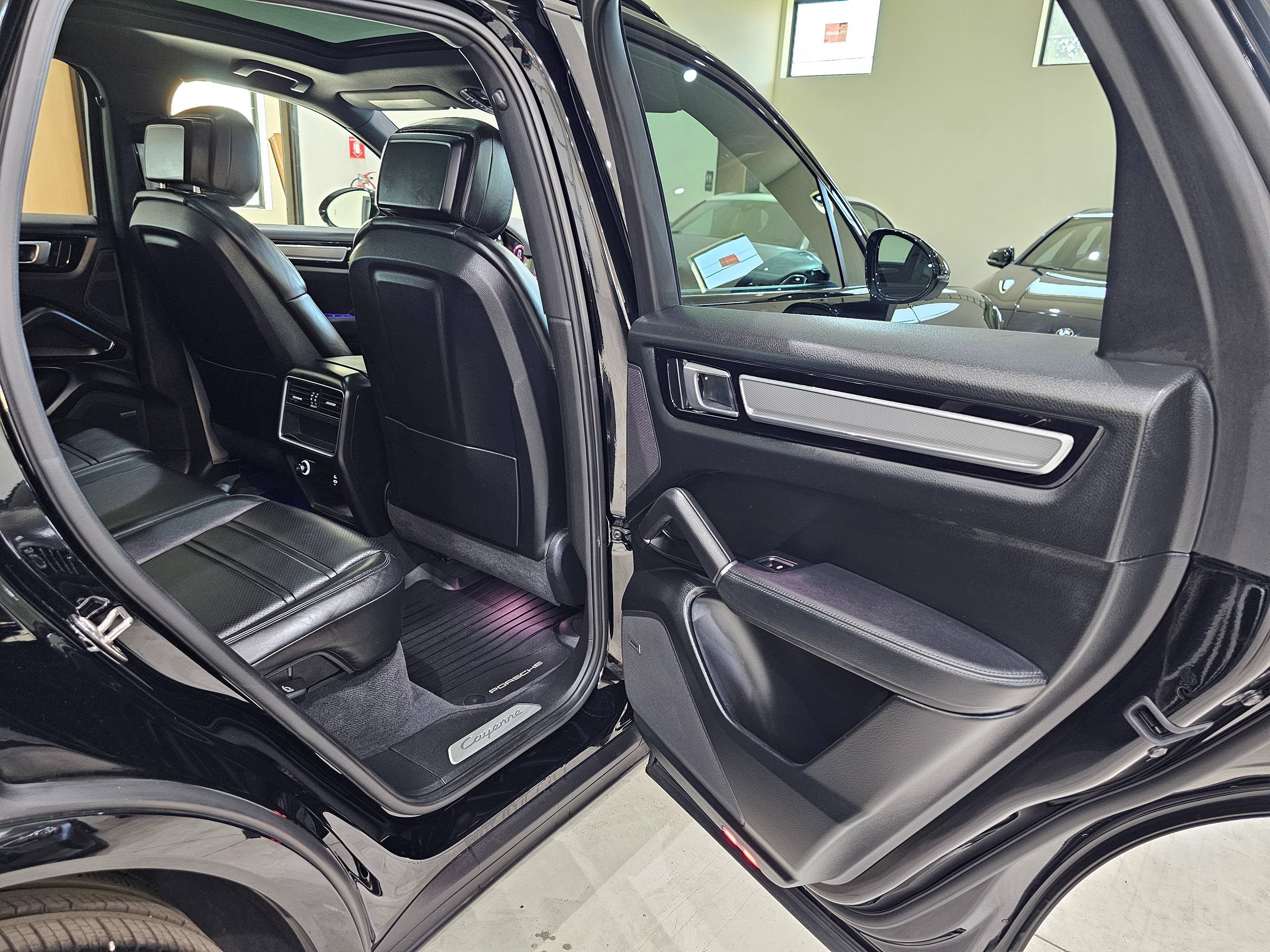 Used 2023 Porsche Cayenne Platinum Edition AWD/4WD image 38