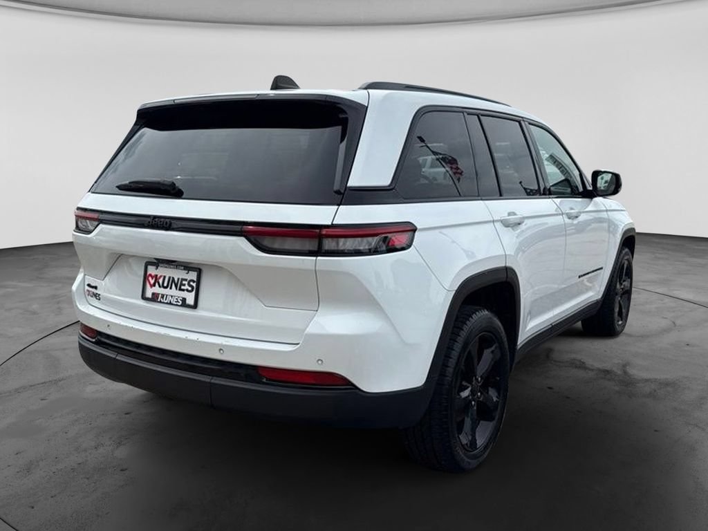 Used 2023 Jeep Grand Cherokee Altitude AWD/4WD image 11