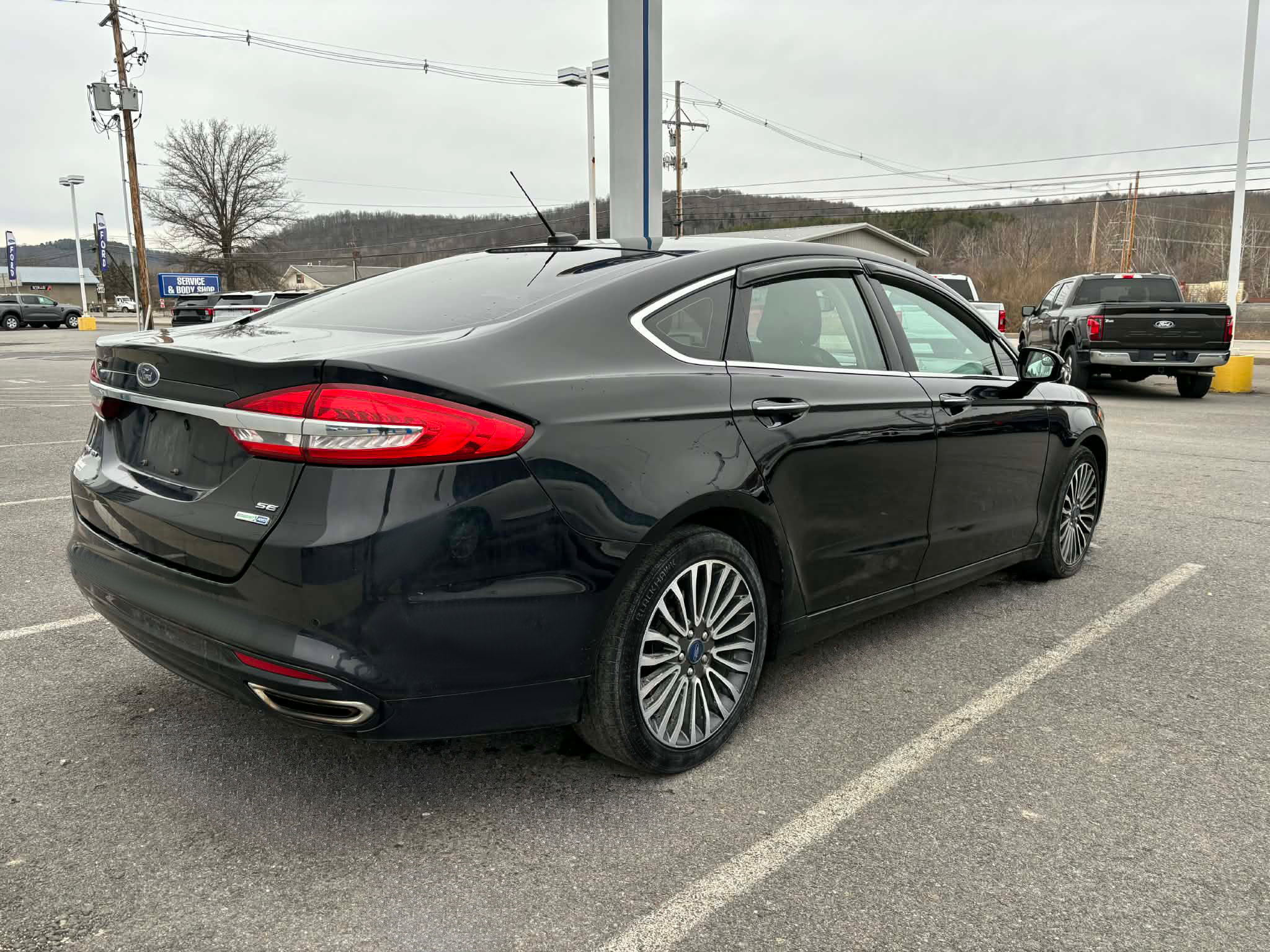 Used 2017 Ford Fusion SE w/ Fusion SE Technology Package image 3