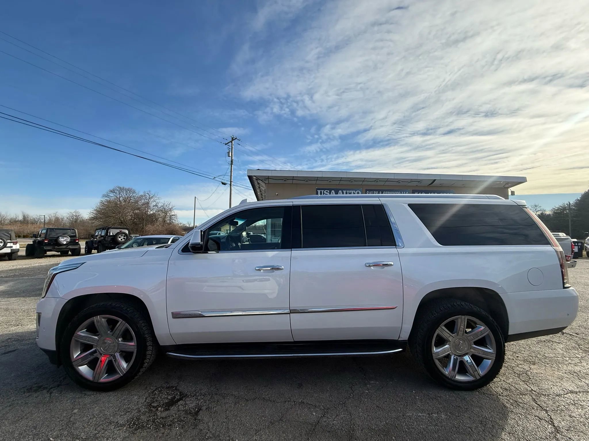Used 2017 Cadillac Escalade ESV Luxury image 3