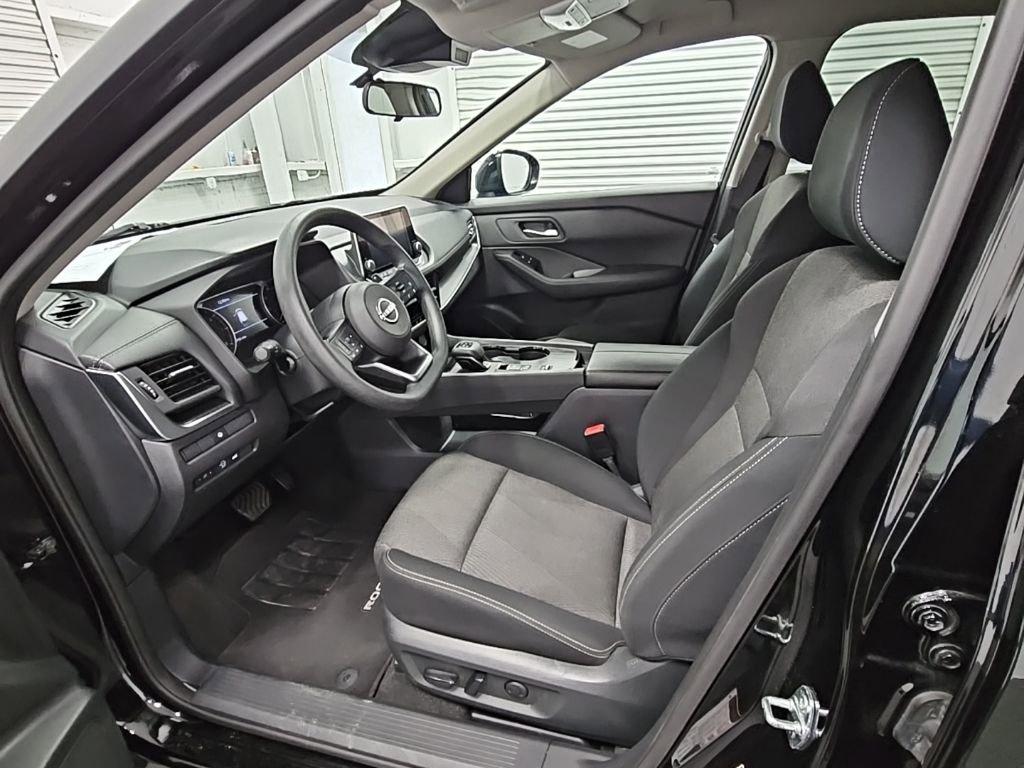 Used 2024 Nissan Rogue SV image 11
