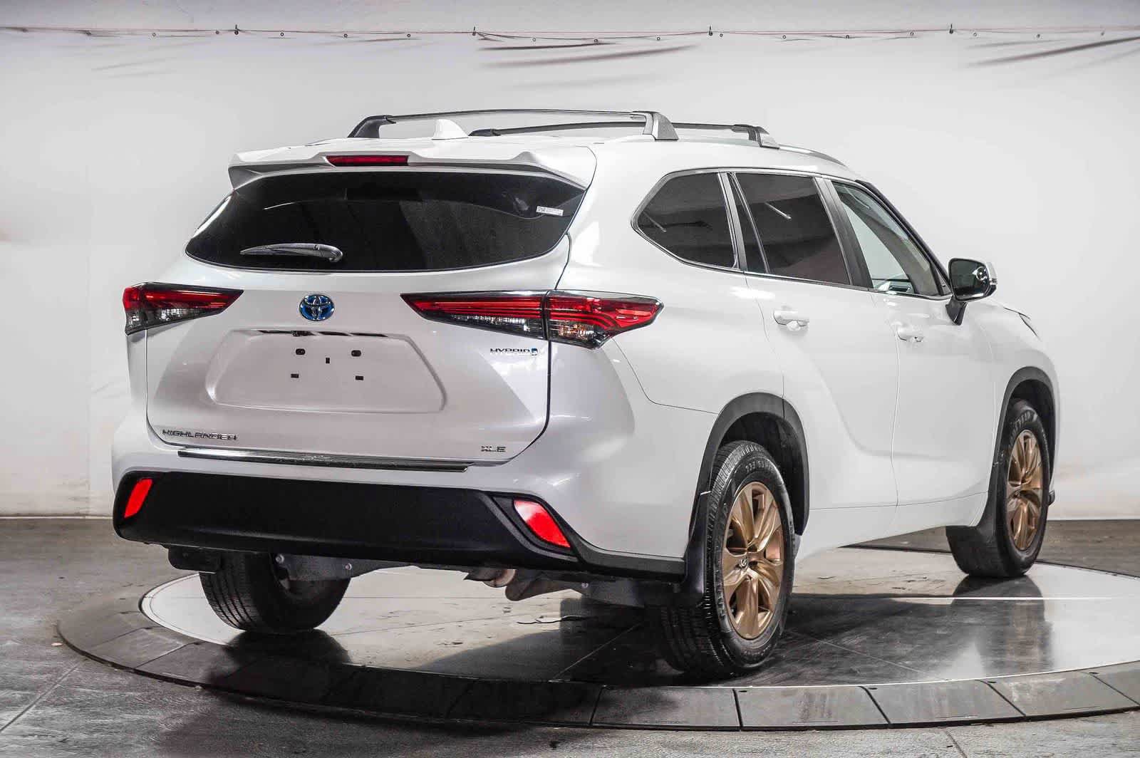 Used 2023 Toyota Highlander Bronze Edition FWD image 3