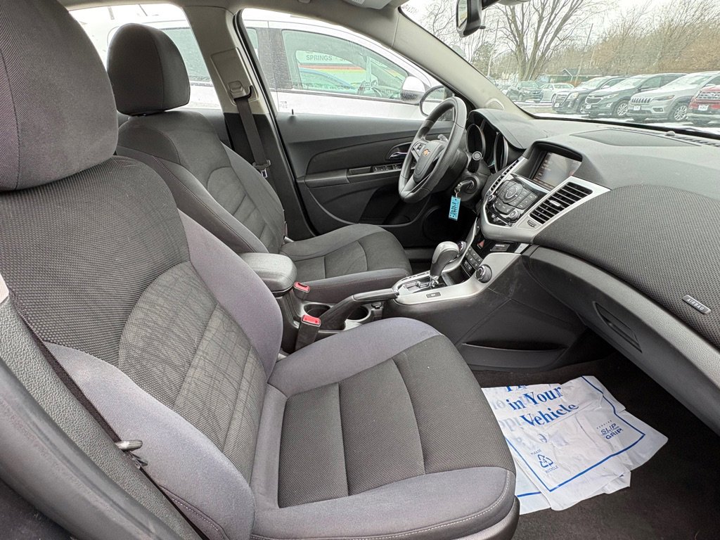 Used 2015 Chevrolet Cruze LT w/ Technology Package image 16