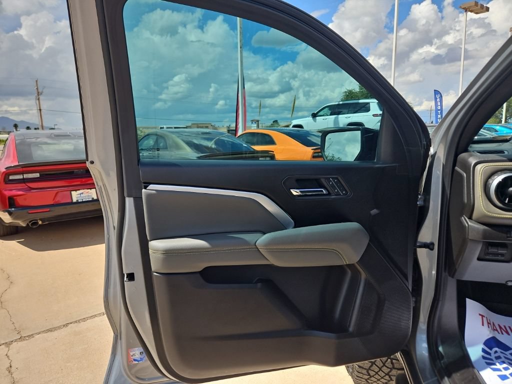 Used 2025 Chevrolet Colorado ZR2 w/ Technology Package AWD/4WD image 10