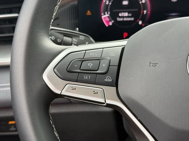 Used 2025 Volkswagen Tiguan SE image 11