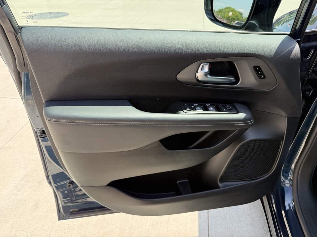 Used 2025 Chrysler Pacifica Select FWD image 19