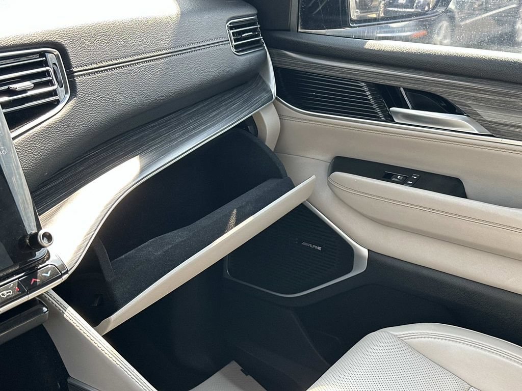 Used 2024 Jeep Wagoneer Series II w/ Flexible Seating Group RWD image 34