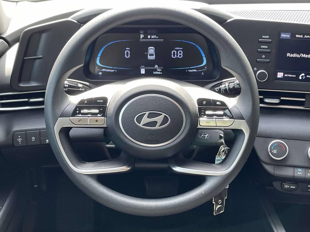 Certified 2025 Hyundai Elantra SE FWD image 12