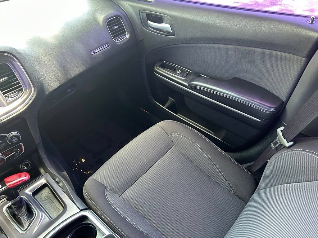 Used 2017 Dodge Charger SE RWD image 11