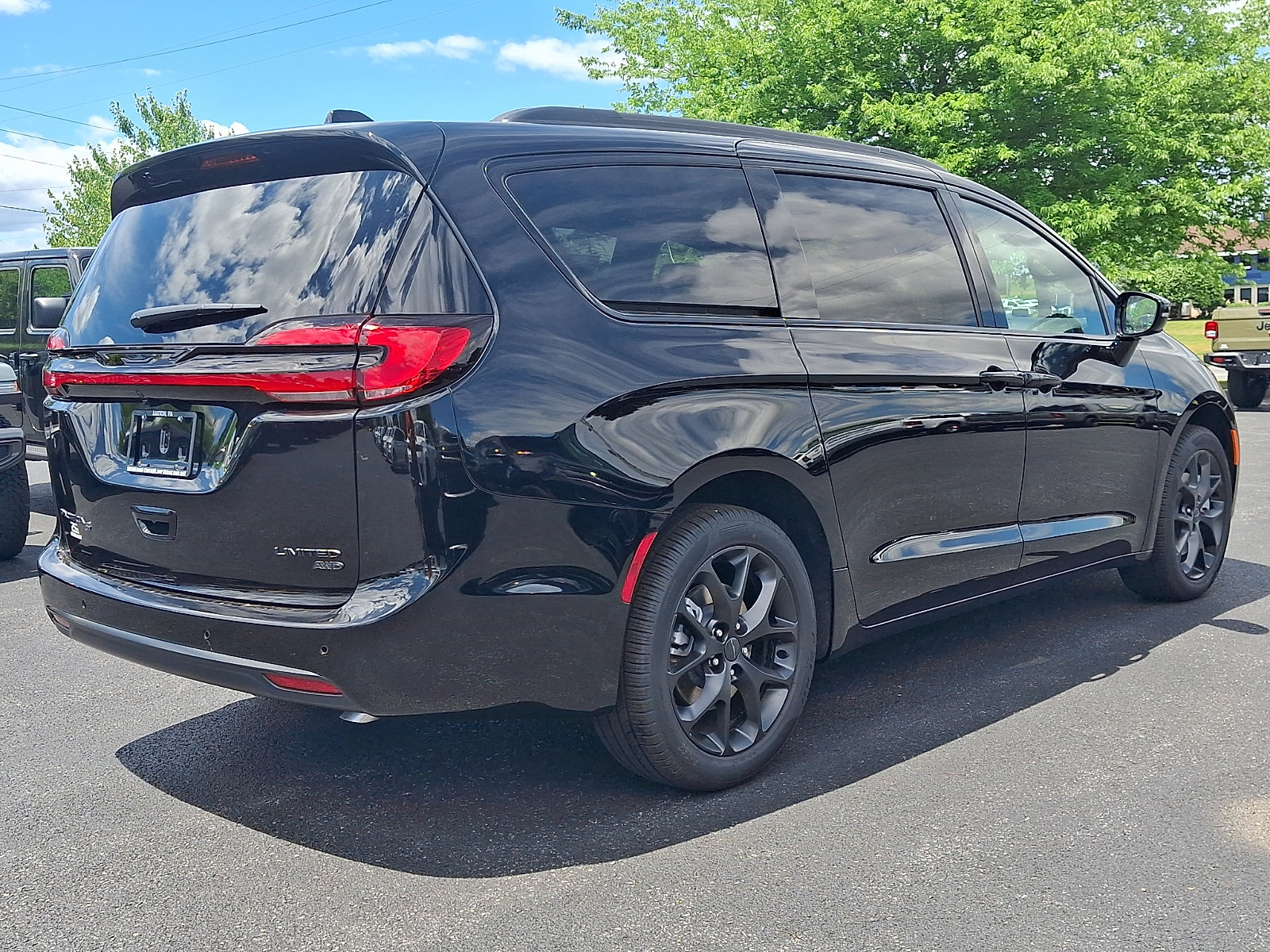 New 2027 Chrysler Pacifica Limited AWD/4WD image 3