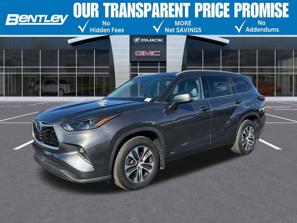 Used 2022 Toyota Highlander XLE AWD/4WD image 1