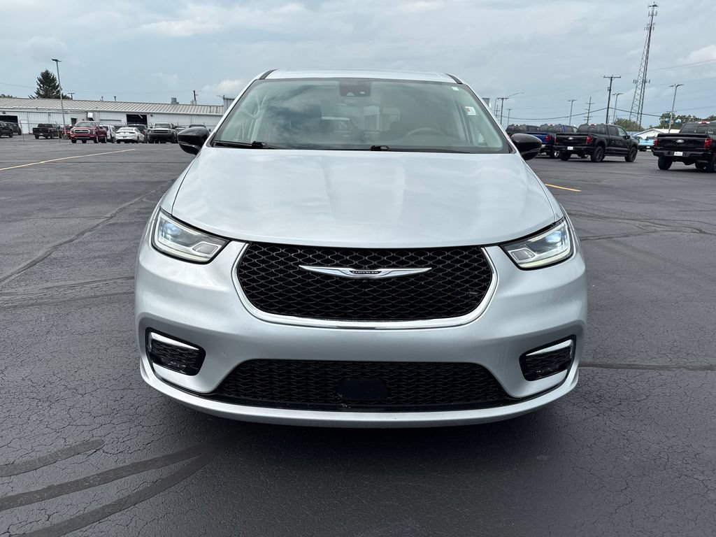 Used 2024 Chrysler Pacifica Touring-L FWD image 4