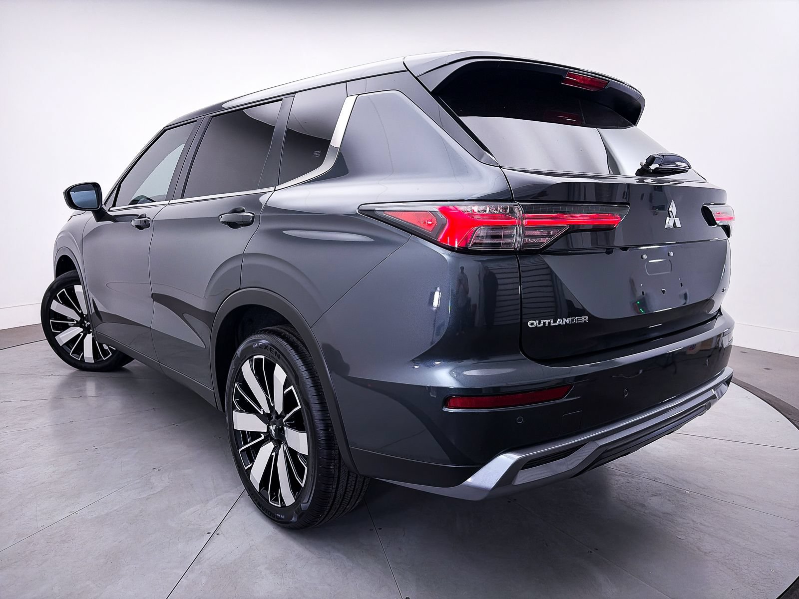 Used 2026 Mitsubishi Outlander SE FWD image 2